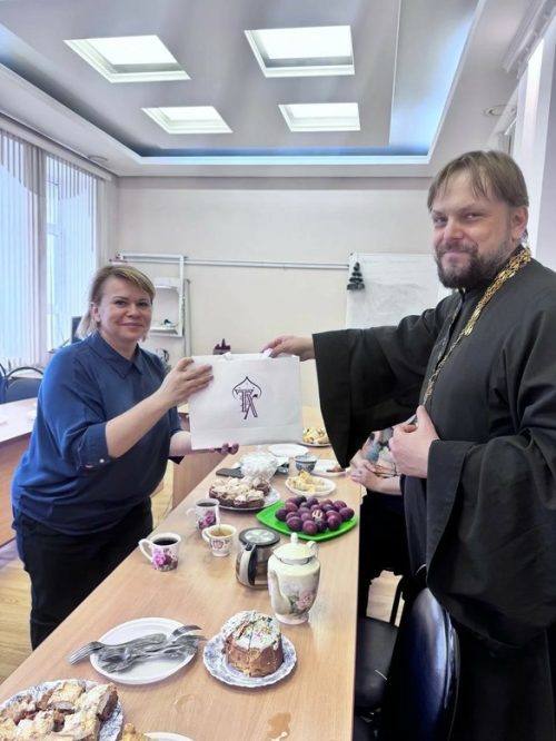 Клирик храма Тихвинской иконы Божией Матери в Алексеевском поздравил с Пасхой руководство АНО ВО «Гуманитарный институт»