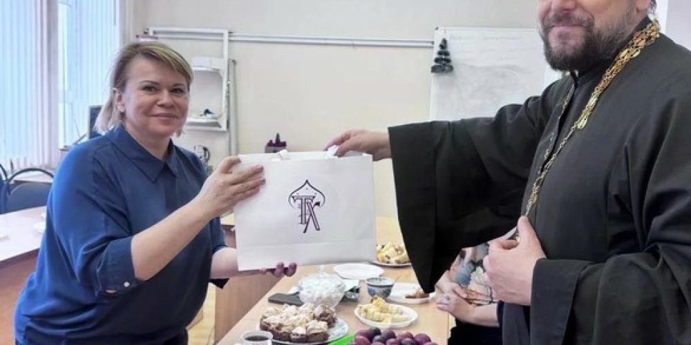 Клирик храма Тихвинской иконы Божией Матери в Алексеевском поздравил с Пасхой руководство АНО ВО «Гуманитарный институт»
