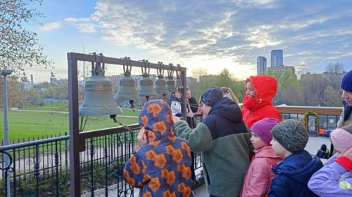 Жители и гости района Ростокино учились звонить в церковные колокола на Светлой седмице в храме святых равноапостольных Мефодия и Кирилла