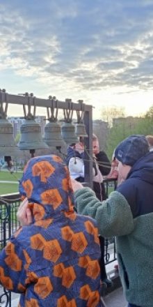 Жители и гости района Ростокино учились звонить в церковные колокола на Светлой седмице в храме святых равноапостольных Мефодия и Кирилла