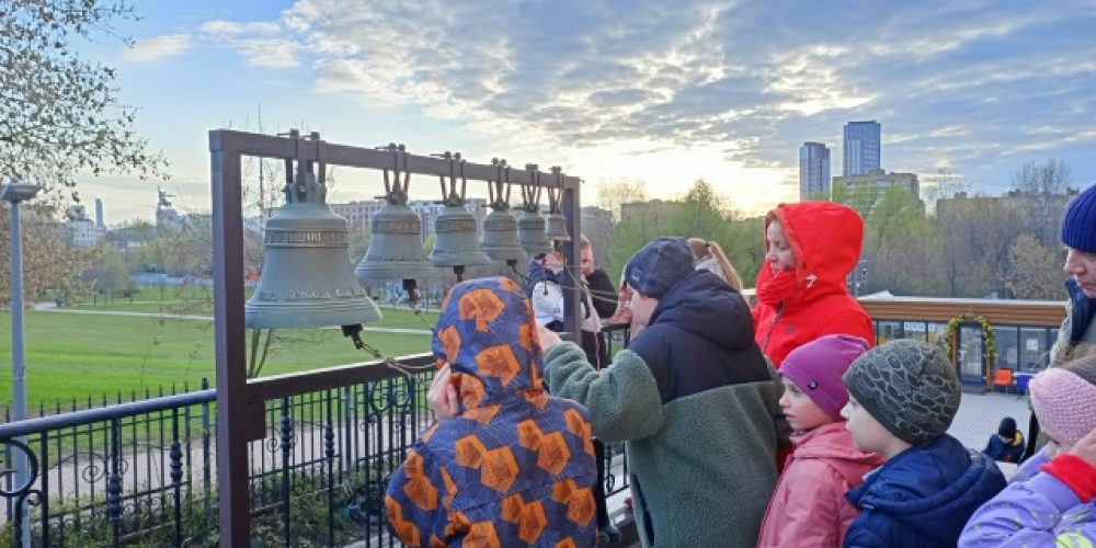 Жители и гости района Ростокино учились звонить в церковные колокола на Светлой седмице в храме святых равноапостольных Мефодия и Кирилла