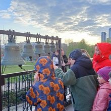 Жители и гости района Ростокино учились звонить в церковные колокола на Светлой седмице в храме святых равноапостольных Мефодия и Кирилла