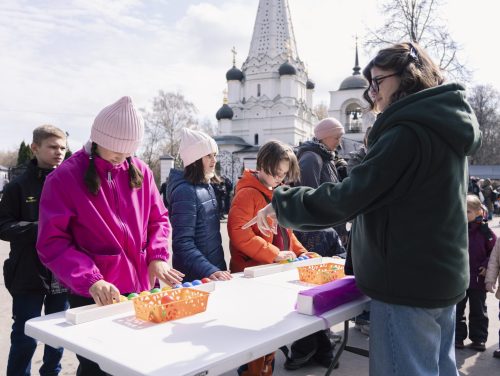 Экскурсии по храму, выступление юных гусляров, спектакль «Русалочка»: большой пасхальный праздник прошел в храме Покрова Пресвятой Богородицы в Медведкове