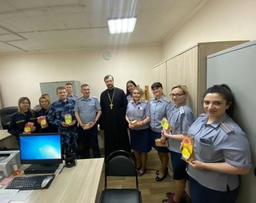 Настоятель храма Собора Новомучеников и исповедников Российских в Бабушкине поздравил сотрудников Уголовно-исполнительной инспекции Главного управления ФСИН России с Пасхой