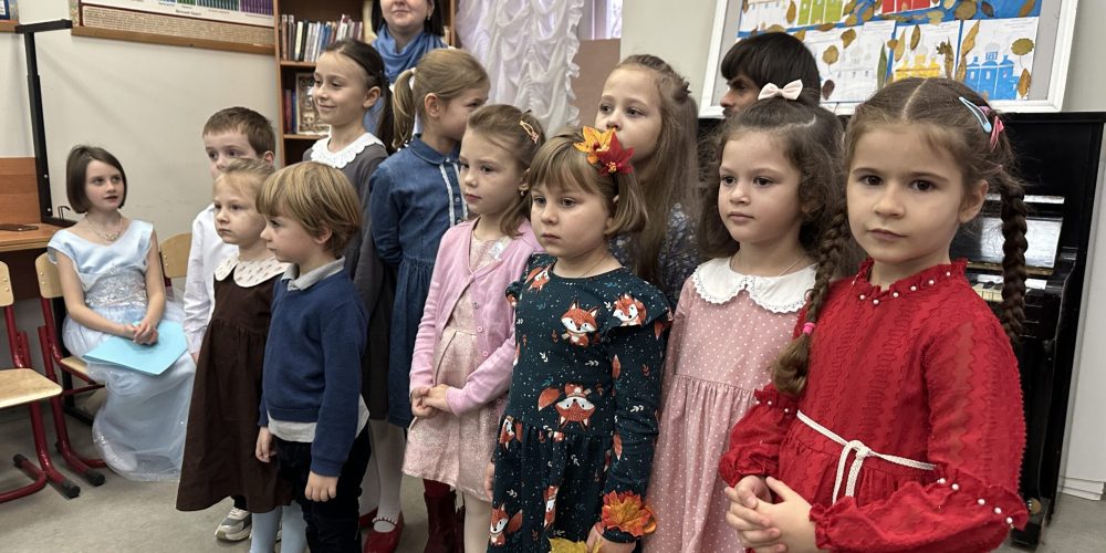 По доброй ежегодной традиции воскресной школы при храме Покрова Пресвятой Богородицы в Медведкове состоялся литературно-музыкальная композиция «Покровские истории»