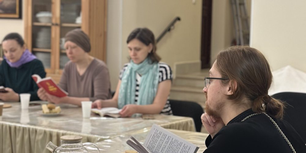 При храме иконы Божией Матери «Неопалимая Купина» в Отрадном состоялась очередная встреча по изучению Евангелия