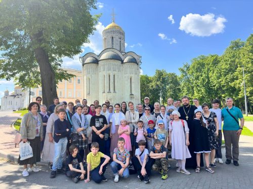Учебный год в воскресной школе при храме Тихвинской иконы Божией Матери в Алексеевском завершился традиционной паломнической поездкой по святым местам