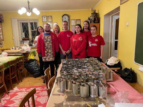 При храме Владимирской иконы Божией Матери в Виноградове изготовили очередную партию окопных свечей