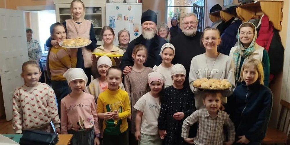 В день памяти 40 Севастийских мучеников воспитанники воскресной школы «Виноградинка» храма Владимирской иконы Божией Матери в Виноградове традиционно напекли «жаворонков»