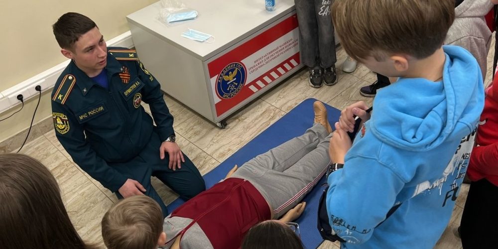 Воспитанники воскресной школы храма святых равноапостольных Мефодия и Кирилла в Ростокино увидели работу пожарных и ликвидаторов аварий