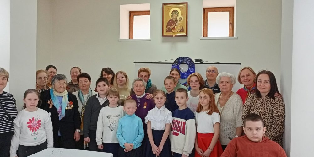 В храме святых равноапостольных Мефодия и Кирилла в Ростокине дети устроили праздник Победы для ветеранов