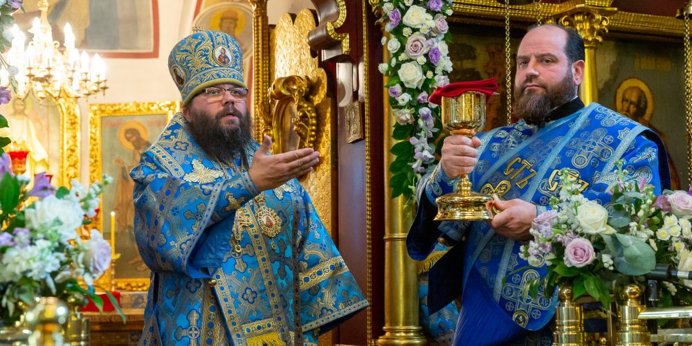 В храме Покрова Пресвятой Богородицы в Медведково молитвенно отметили престольный праздник