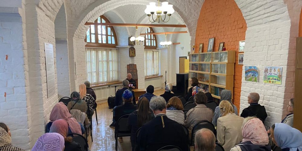 В храме Тихвинской иконы Божией в Алексеевском состоялась встреча-лекция с заведующим профессором лабораторией деструктологии МГЛУ Р.А. Силантьевым