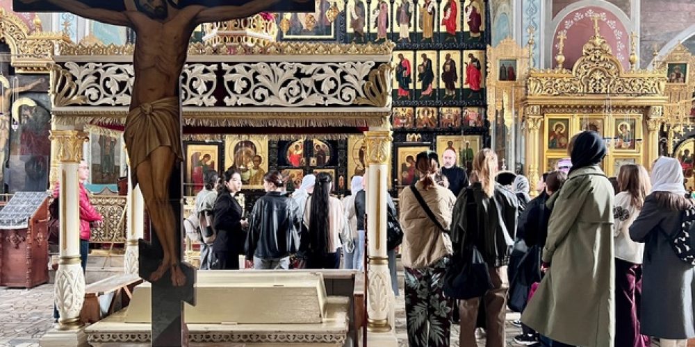 Храм святых мучеников Адриана и Наталии в Бабушкине с экскурсией посетили студенты Института Славянской Культуры