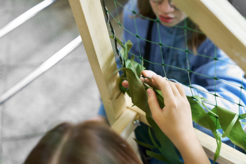 В храме преподобного Сергия Радонежского в Бибиреве прошел мастер-класс по плетению маскировочных сетей для учеников школы 1370