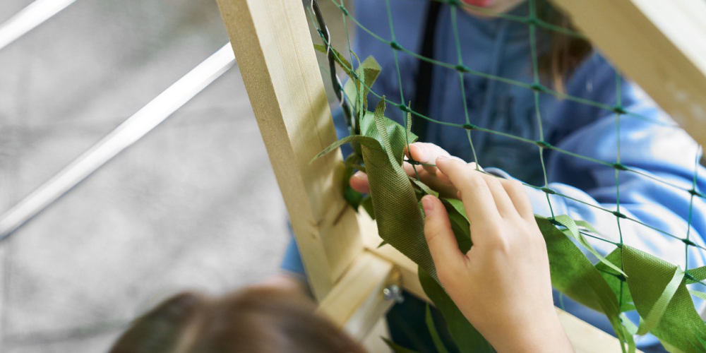 В храме преподобного Сергия Радонежского в Бибиреве прошел мастер-класс по плетению маскировочных сетей для учеников школы 1370