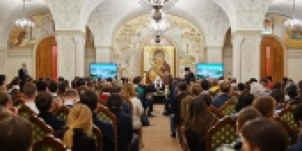 Предстоятель Русской Церкви встретился с молодыми реставраторами и волонтерами, восстанавливающими храмы