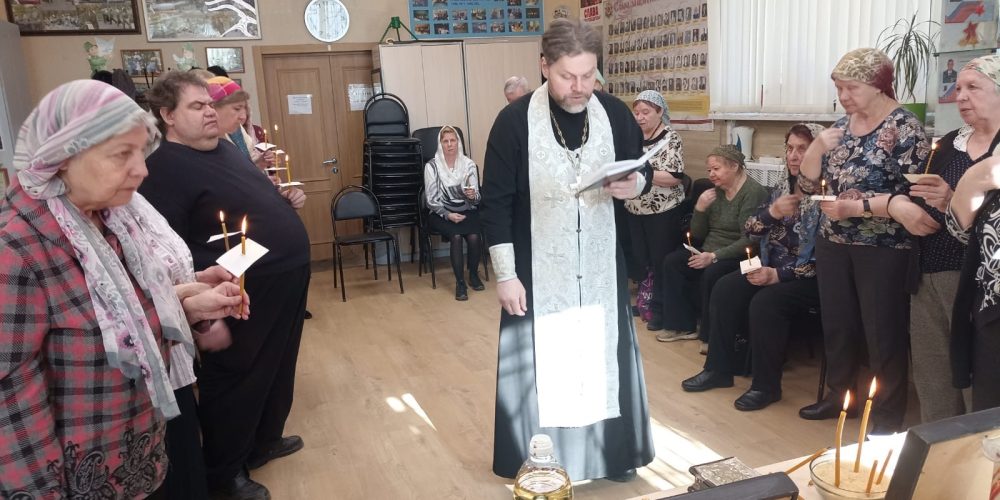 Клирик храма святых мучеников Адриана и Наталии в Бабушкине совершил Таинство Соборования в Совете ветеранов СВАО Лосиноостровского района