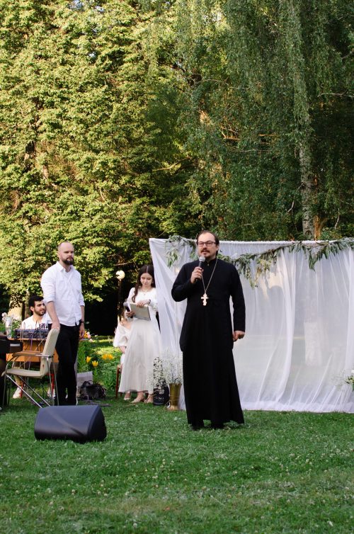 В храме Живоначальной Троицы в Свиблове состоялся благотворительный Белый вечер, посвящённый дню памяти Царственных страстотерпцев