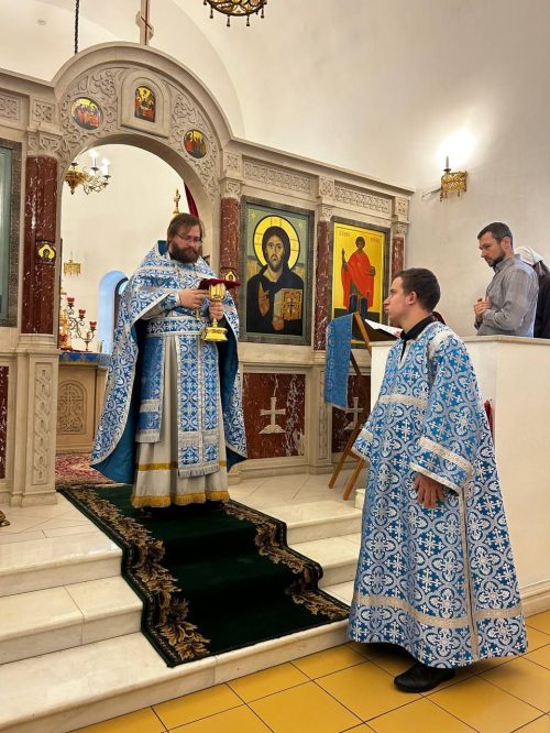 В храме иконы Божией Матери «Неопалимая Купина» в Отрадном совершена Божественная литургия на фарси и таджикском языках