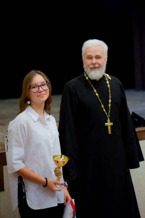 Клирик храма иконы Божией Матери Живоносный Источник в Бибиреве наградил победительницу Олимпиады «История и культура храмов столицы и городов России 2024»