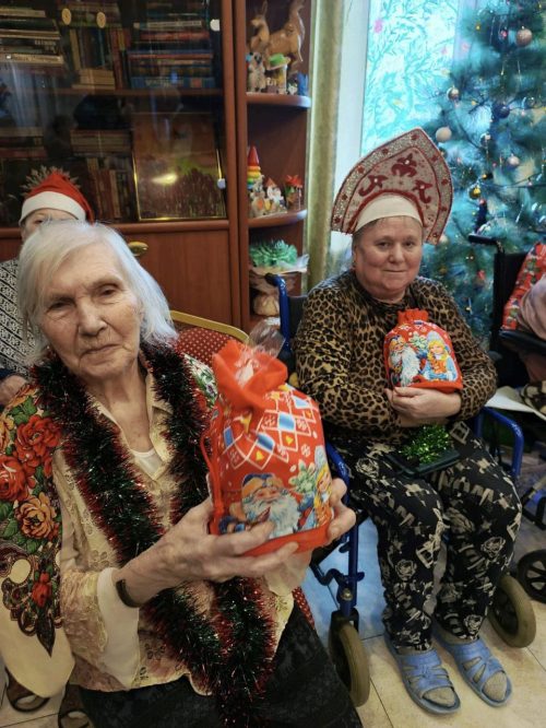 Храм Казанской иконы Божьей Матери в Лосиноостровской поздравил с Рождеством Христовым подопечных пансионата «Опора»