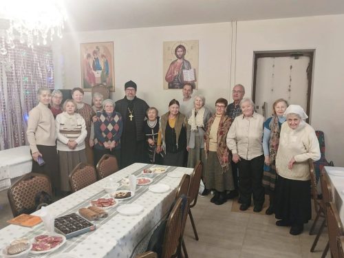 Настоятель храма Казанской иконы Божьей Матери в Лосиноостровской поздравил взрослых прихожан с Рождеством Христовым