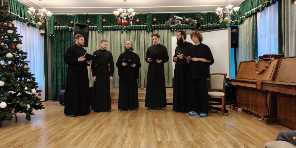 Хор храма Живоначальной Троицы в Останкино выступил в центре содействия семейному воспитанию «Алые паруса»