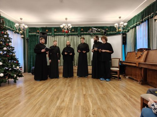 Хор храма Живоначальной Троицы в Останкино выступил в центре содействия семейному воспитанию «Алые паруса»