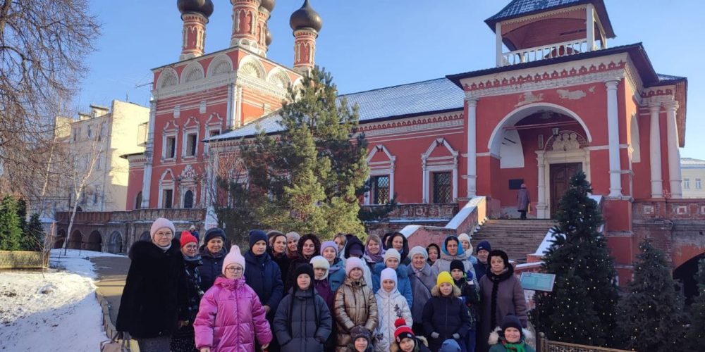 Учащиеся воскресной школы храма Владимирской иконы Божией Матери в Виноградове совершили паломничество в Высоко-Петровский монастырь