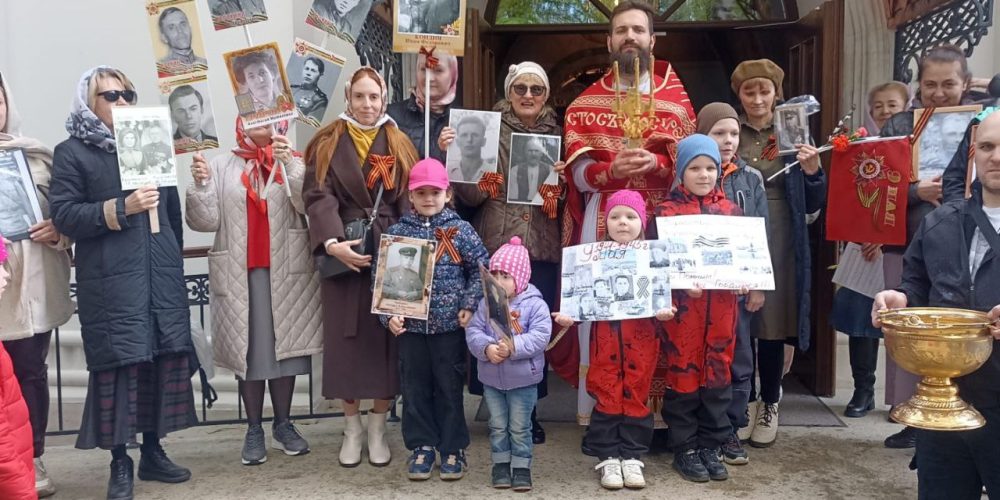 В День Победы прихожане храма Ризоположения в Леонове прошли крестным ходом с портретами родных, а также посетили хоспис «Ростокино»