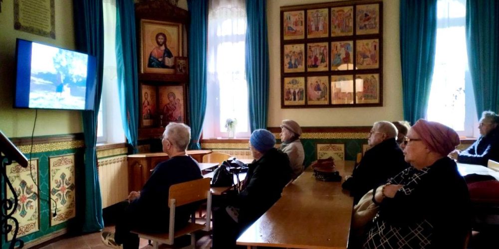 В рамках программы «Московское долголетие» при храме святых мучеников Адриана и Наталии в Бабушкине прошла очередная встреча членов Киноклуба