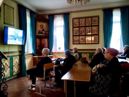 В рамках программы «Московское долголетие» при храме святых мучеников Адриана и Наталии в Бабушкине прошла очередная встреча членов Киноклуба