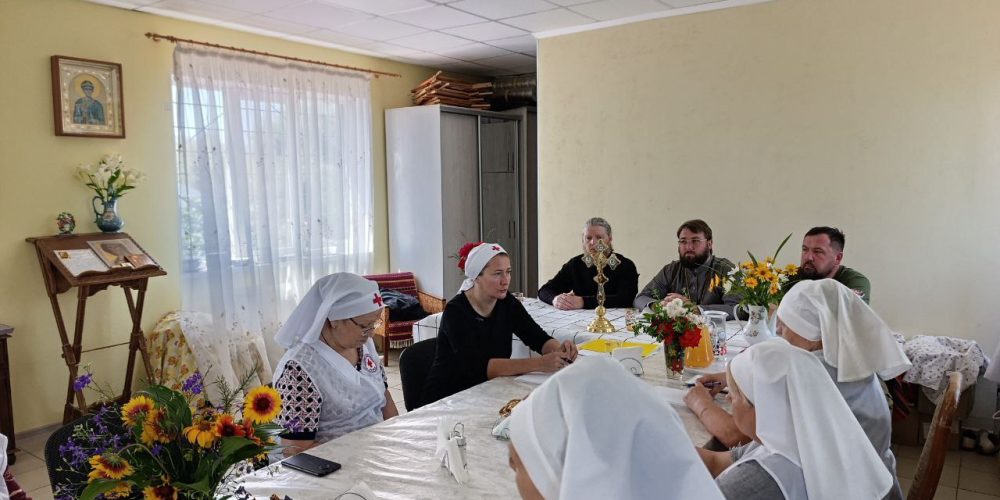 Настоятель храма Торжества Православия в Алтуфьево протоиерей Сергий Кляев встретился с сестрами милосердия в Луганске