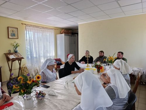 Настоятель храма Торжества Православия в Алтуфьево протоиерей Сергий Кляев встретился с сестрами милосердия в Луганске