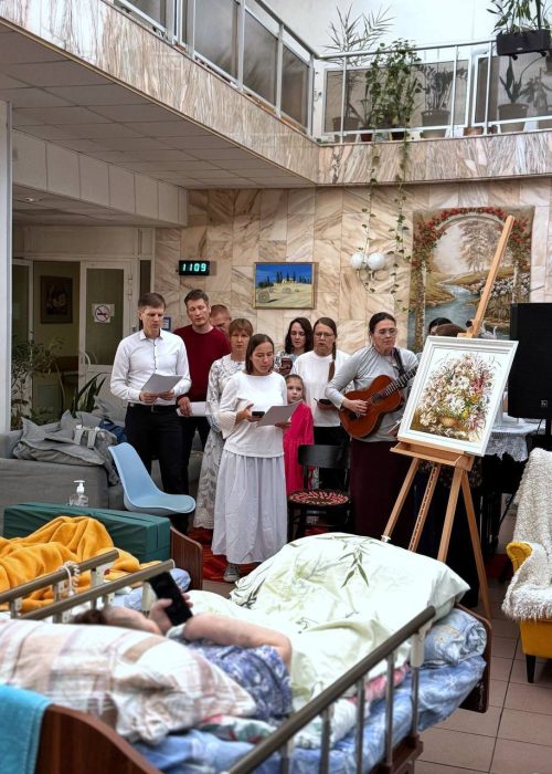 Прихожане храма Ризоположения в Леонове стараются не забывать о пациентах хосписа «Ростокино», расположенного по соседству