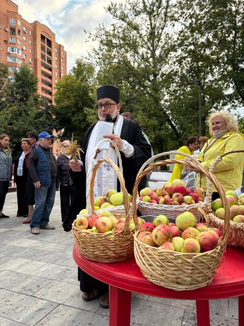Клирик храма святых мучениц Веры, Надежды, Любови и Софии на Миусском кладбище стал участником мероприятия «Яблочный Спас» в районе Марьина Роща