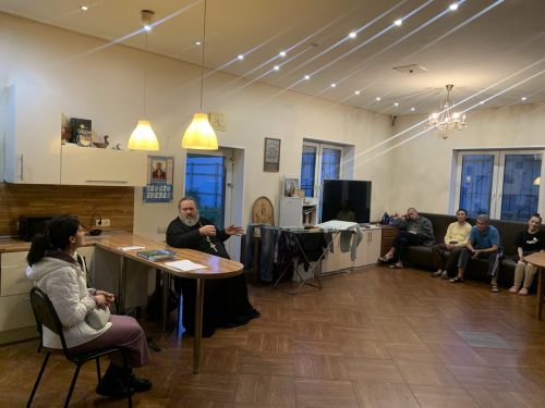 Клирик храма преподобного Сергия Радонежского в Бибиреве посетил подопечных «Дома трудолюбия Ной» в Московской области