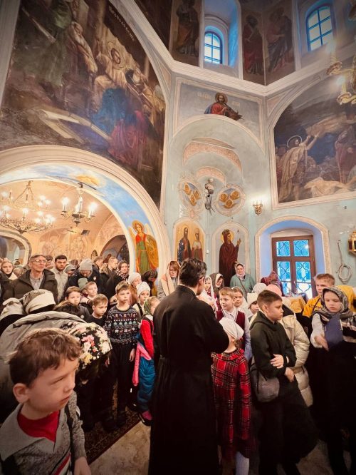 В храме Ризоположения в Леонове прошла детская Литургия