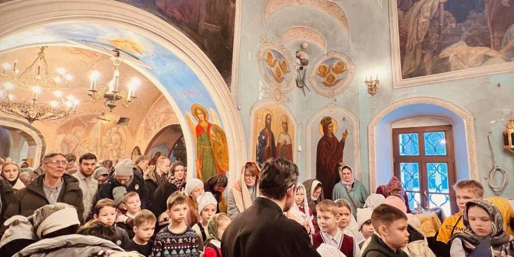 В храме Ризоположения в Леонове прошла детская Литургия