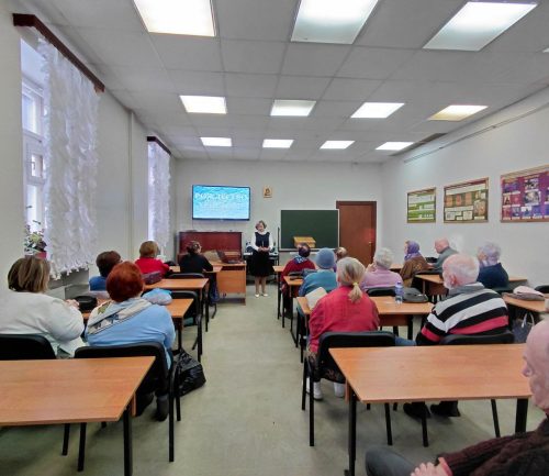 Перед Рождеством Христовым в храме Покрова Пресвятой Богородицы в Медведкове прошла серия встреч, посвященных Светлому празднику, в рамках проекта «Московское долголетие»