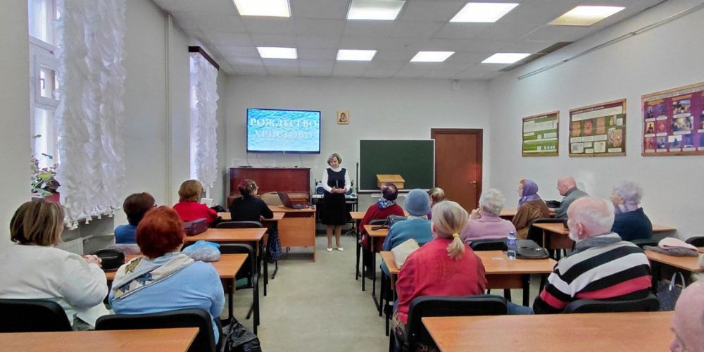 Перед Рождеством Христовым в храме Покрова Пресвятой Богородицы в Медведкове прошла серия встреч, посвященных Светлому празднику, в рамках проекта «Московское долголетие»