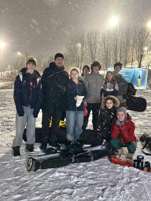 Молодежный отдел храма Покрова Пресвятой Богородицы в Медведкове начал год спортивно — с серии лыжных походов