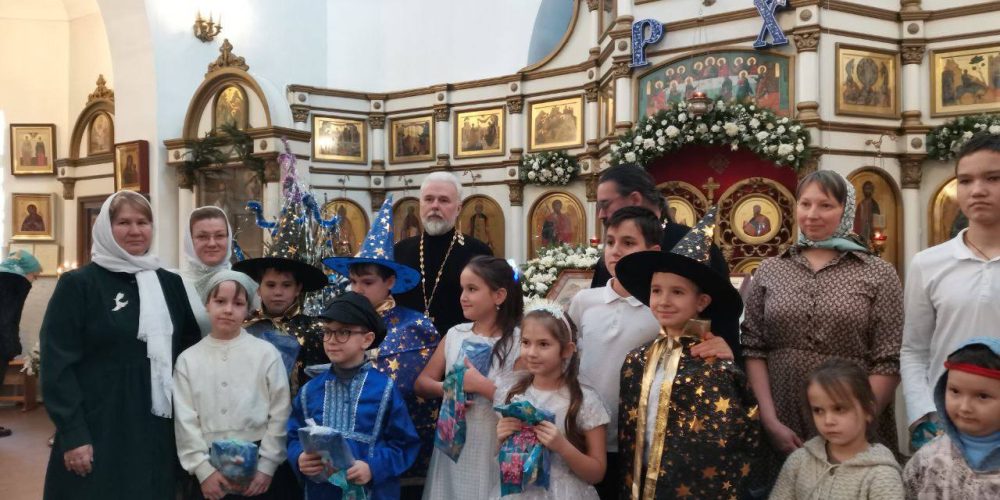 В храме иконы Божией Матери «Живоносный источник» в Бибиреве воспитанники воскресной школы показали рождественский спектакль