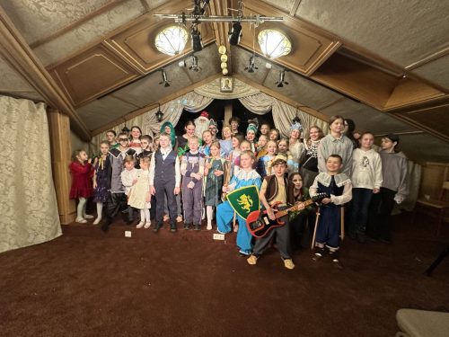 Ученики детской воскресной школы при храме Покрова Пресвятой Богородицы в Медведкове поставили спектакль «Новые приключения Маши и Вити в волшебном лесу»