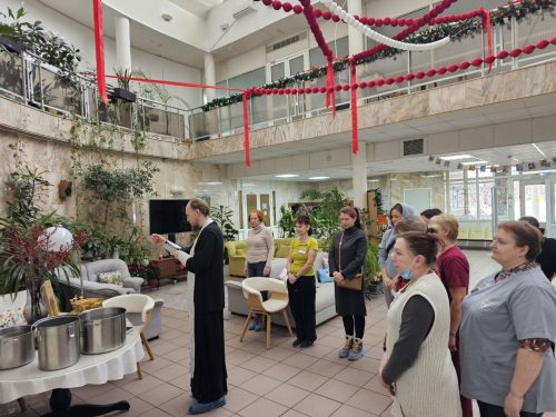 Клирик храма Ризоположения в Леонове совершил Великое освящение воды в хосписе «Ростокино»