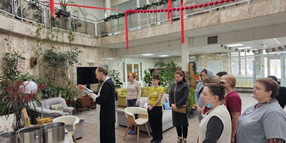 Клирик храма Ризоположения в Леонове совершил Великое освящение воды в хосписе «Ростокино»