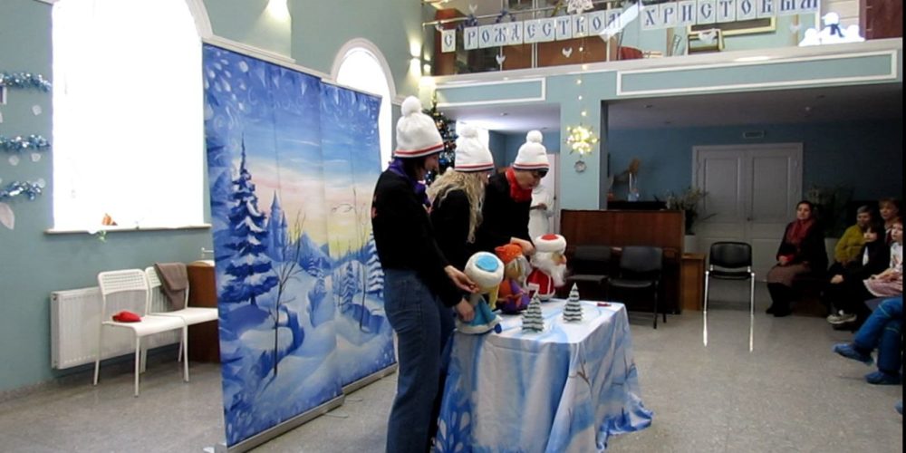 Для воспитанников воскресной школы храма Рождества Пресвятой Богородицы во Владыкине показали спектакль «Волшебная варежка»