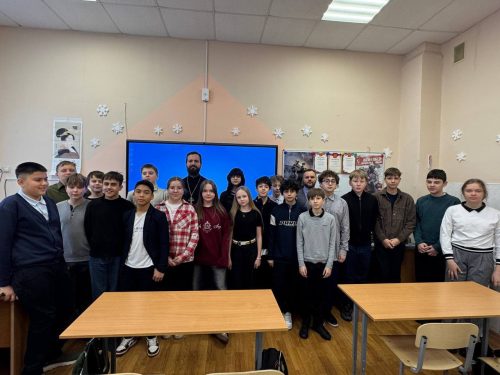 Клирик храма Ризоположения в Леонове провел урок «Разговоры о важном» для семиклассников школы №1499