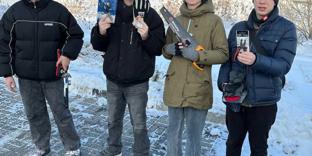 Юноши из подросткового клуба храма Положения Ризы Пресвятой Богородицы во Влахерне, в Леонове совершили необычный выезд на настоящую стройку за город вместе с прихожанином, предпринимателем – строителем